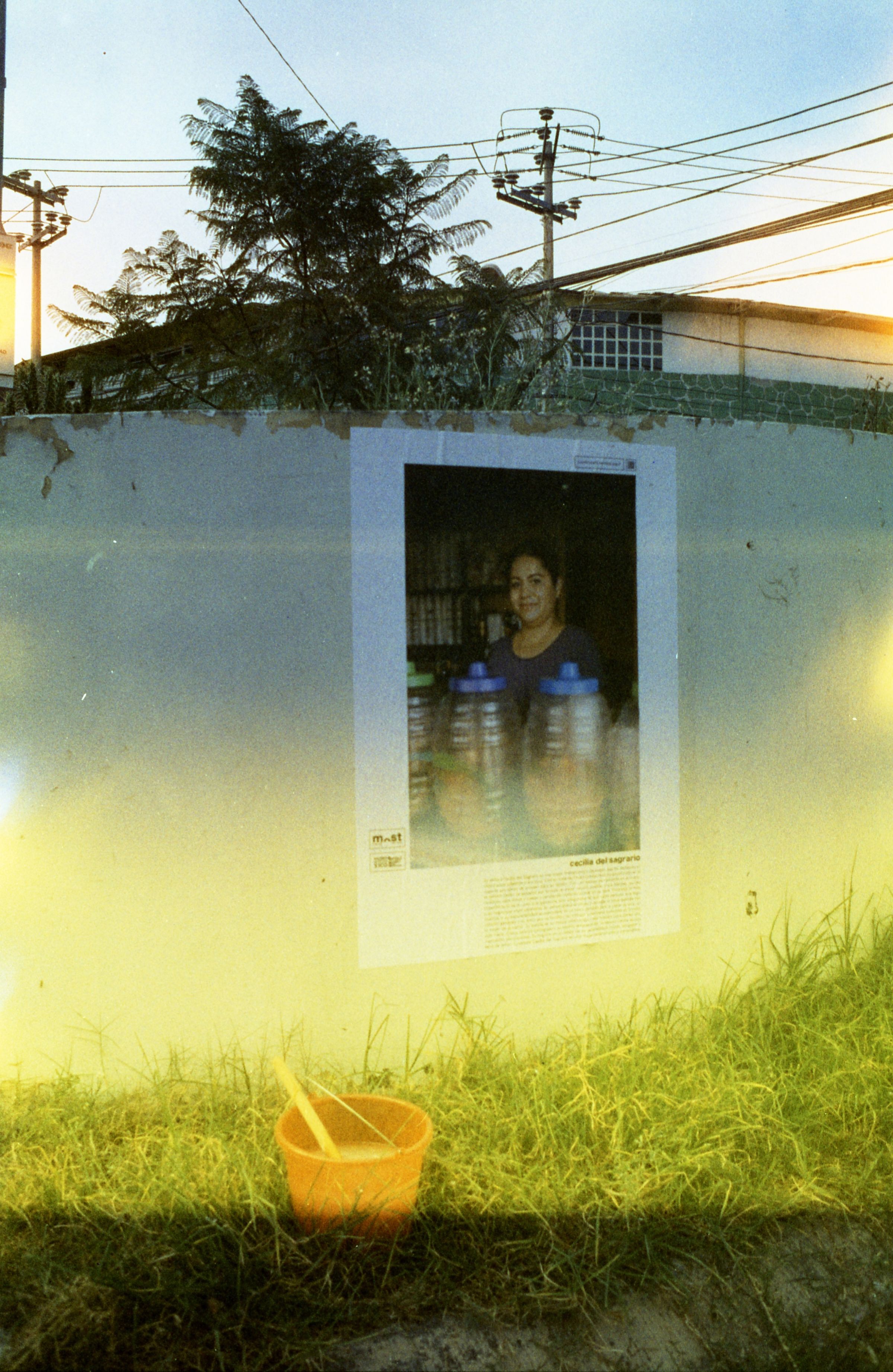 retrato em grande formato colado na rua, Valle de Chalco