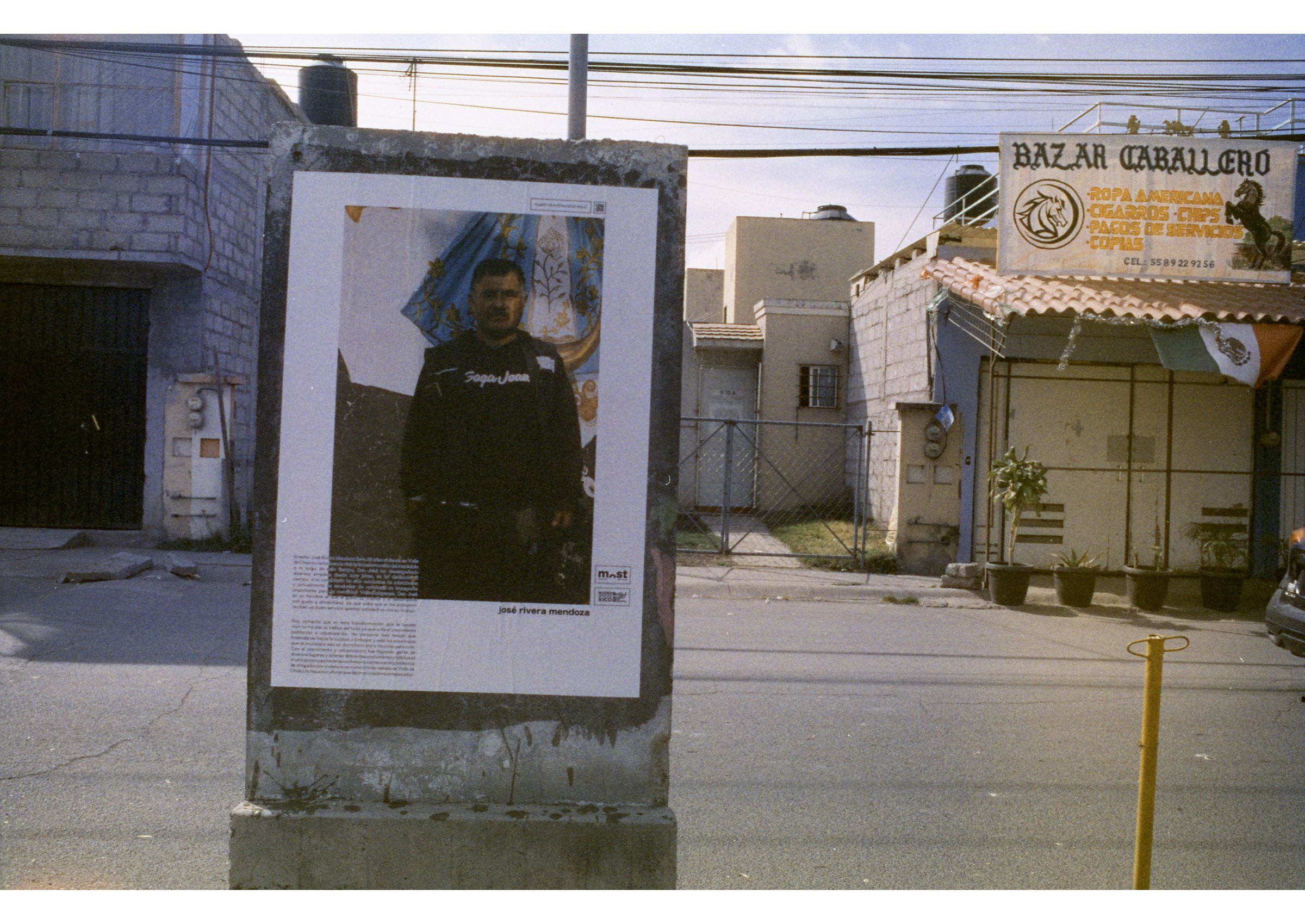 retrato em grande formato colado na rua, Valle de Chalco